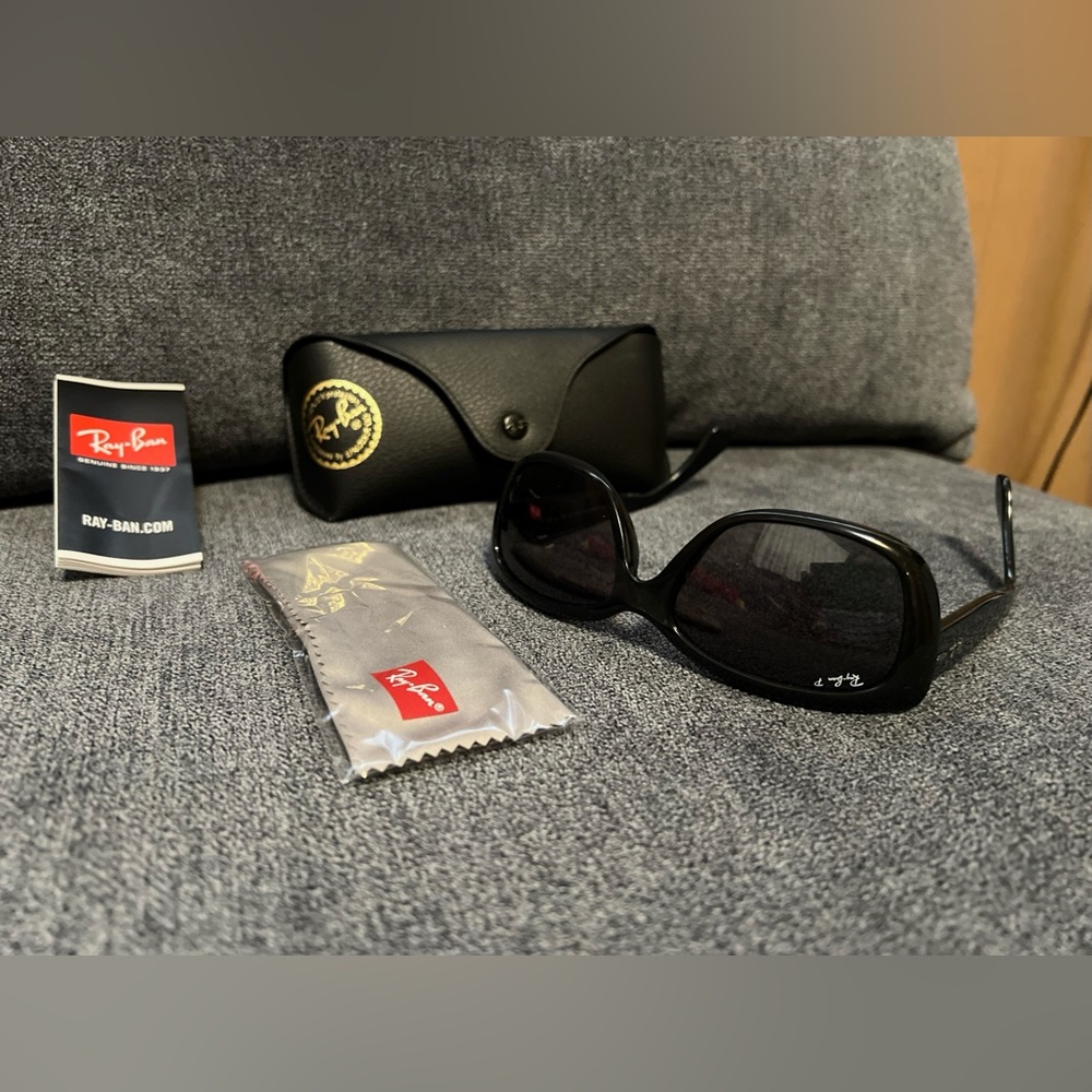 Almost new women’s Ray-Ban black sunglasses
